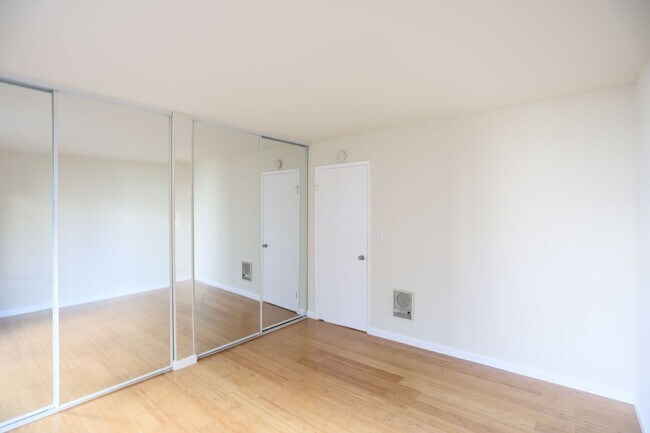 Foto del edificio - Renovated 1BR/1BA, Private Deck, Just bloc...
