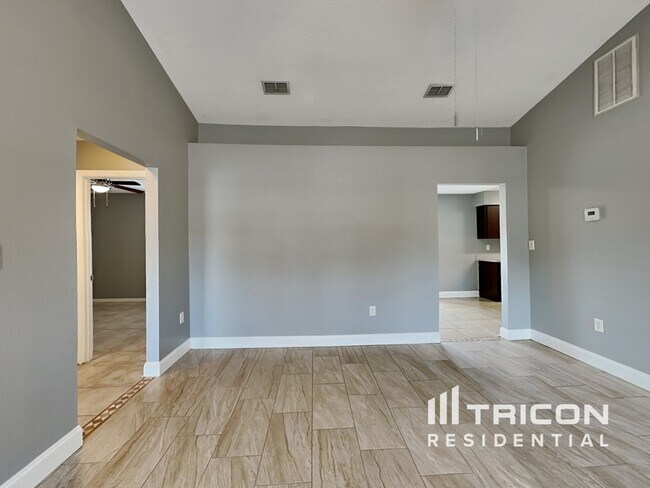 Foto del edificio - 855 Forrest Dr