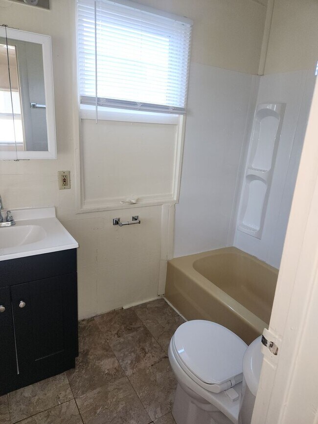 Building Photo - 3 BR near University of Saint Francis