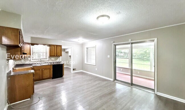 Foto del edificio - 7031 Saddlebrook Dr