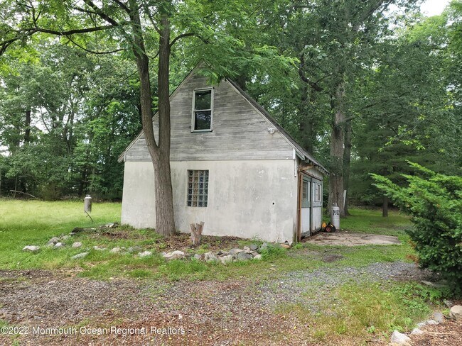 Building Photo - 372 Whitesville Rd