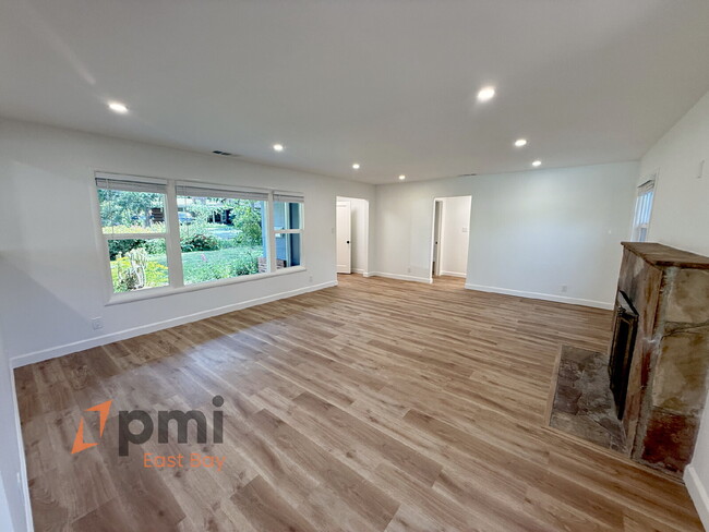 Building Photo - Move-In Ready 3-Bed Haven with Private Cou...