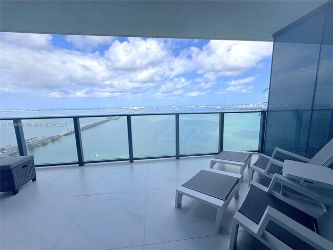 Foto del edificio - 3131 NE 7th Ave
