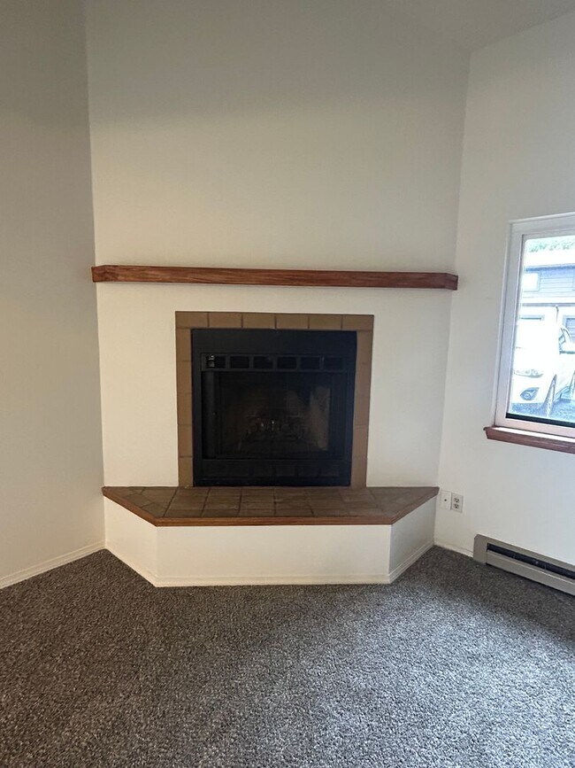 Foto del edificio - $1600/Month 1 Bed/ 1 Bath Townhome in Vill...