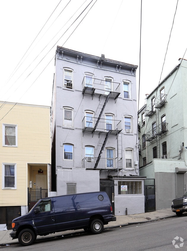 Building Photo - 63 Oak St