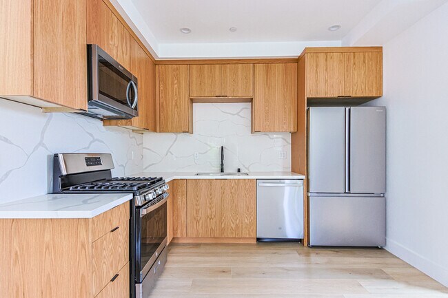 Building Photo - 2522 S Cloverdale Ave