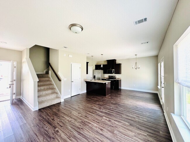 Foto del edificio - BEAUTIFUL 3 BED/2 BATH HOME IN GRIFFIN PARK!