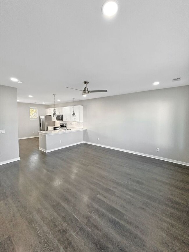 Building Photo - Modern 3-Bedrooms Townhome with Natural Li...
