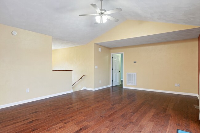 Building Photo - 3 Bed/2 Bath. Dog Friendly.