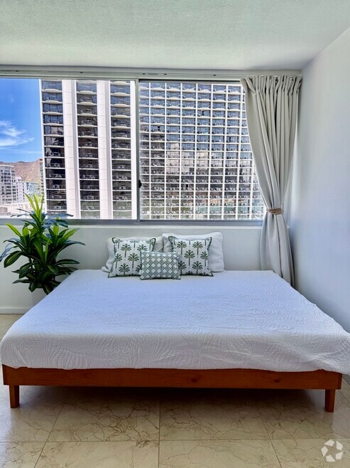 Building Photo - 2500 Kalakaua Ave