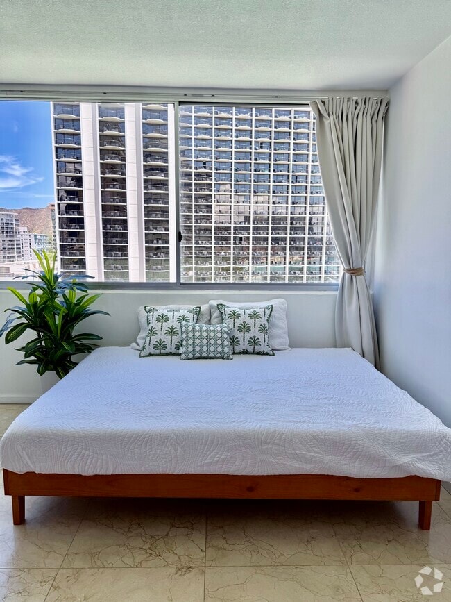 Building Photo - 2500 Kalakaua Ave