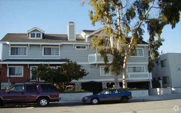 Building Photo - 10721 Moorpark St