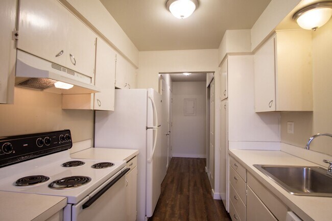 Building Photo - Cedar Hills Garden Style Spacious 1 Bdr w/Patio!