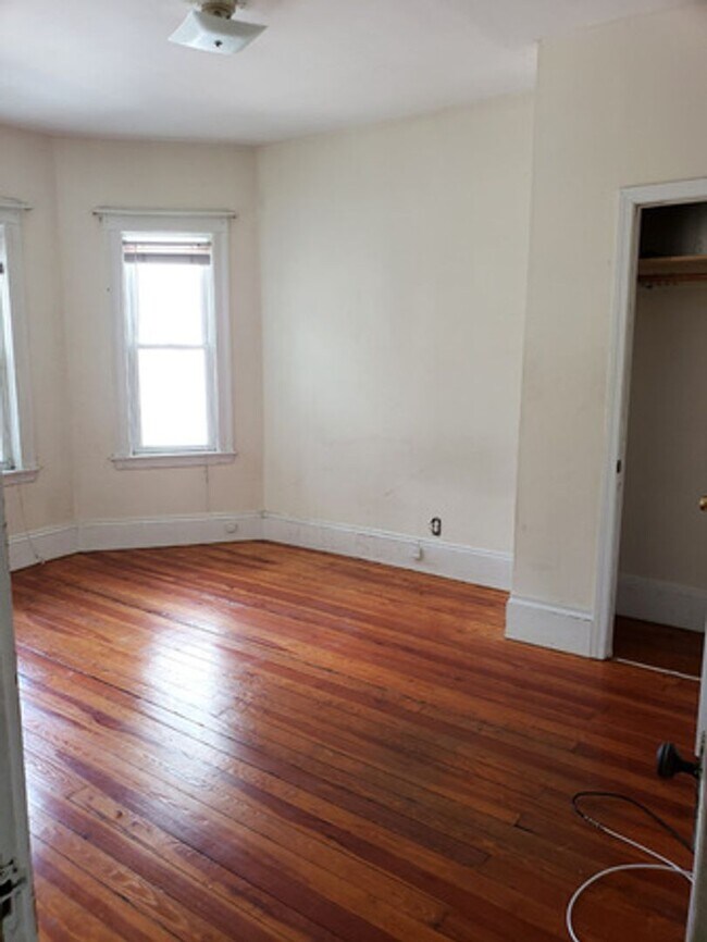 Building Photo - No Brokers Fee, Oak Sq. Area, Porch, Eat-i...