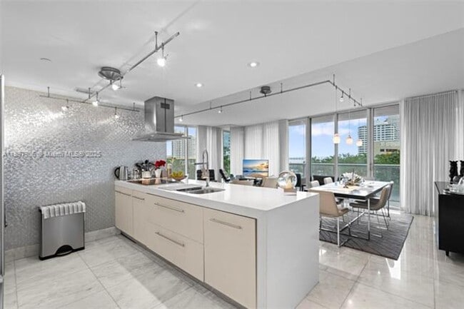 Building Photo - 495 Brickell Ave