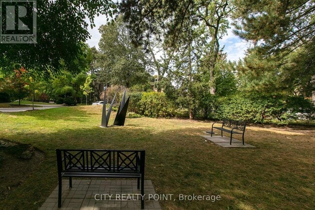Building Photo - 9-509 Deer Park Crescent