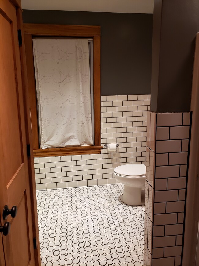 Building Photo - 1120 E 6th St