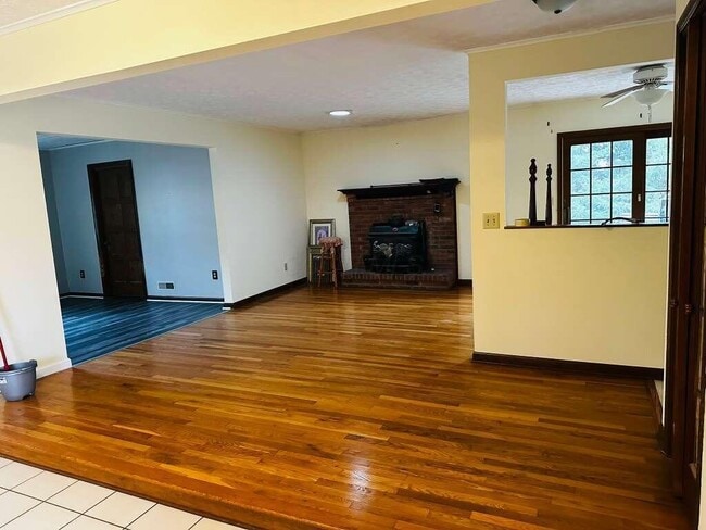 Building Photo - 159 S Parkway Dr