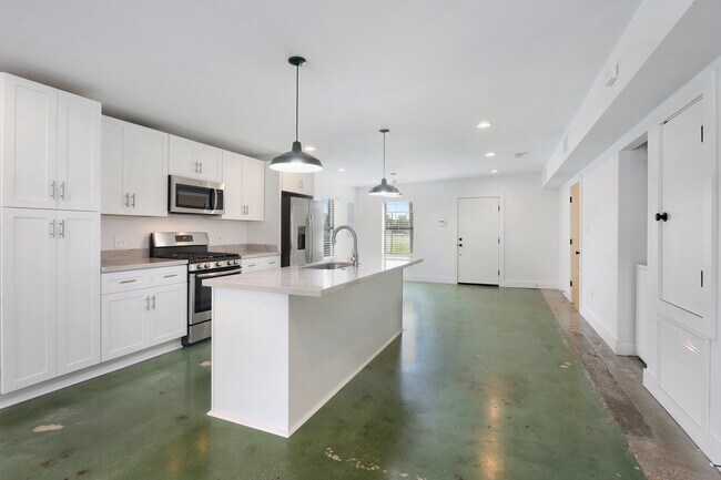 Building Photo - 7423 Prytania St