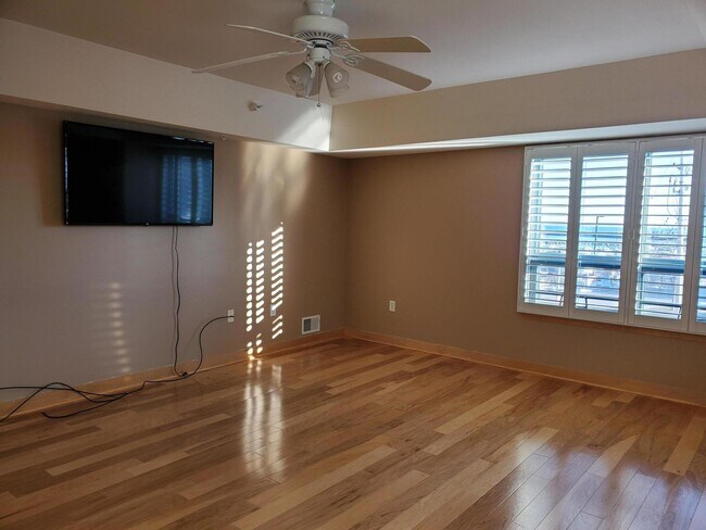 Foto del edificio - 415 N Lake St Port