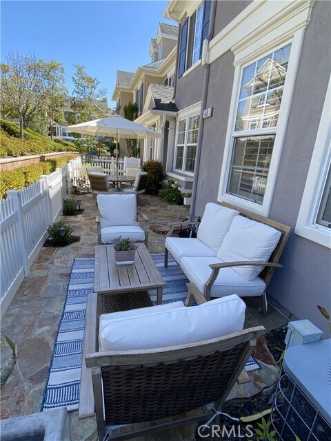 Building Photo - 49 Strawflower St