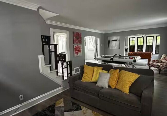 Building Photo - Spacious Cleveland Heights Home in Desirable Neighborhood!