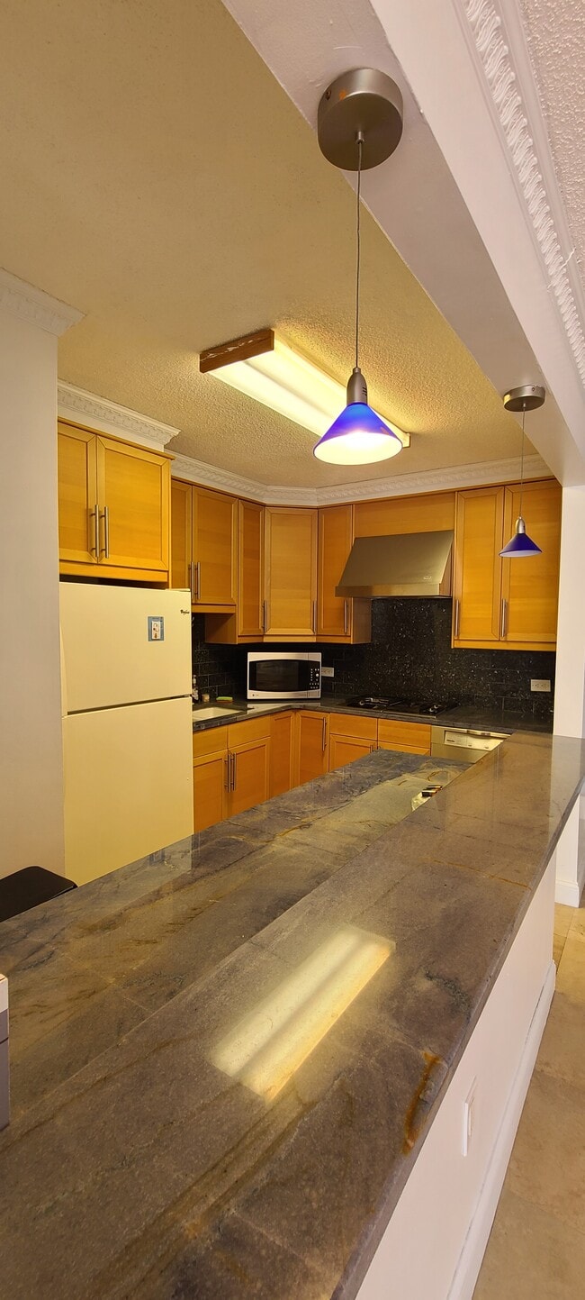 Building Photo - 45 River Dr S
