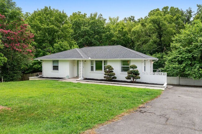 Building Photo - Beautiful 4 bed home with a huge fenced in yard close to dining, entertainment and interstate access