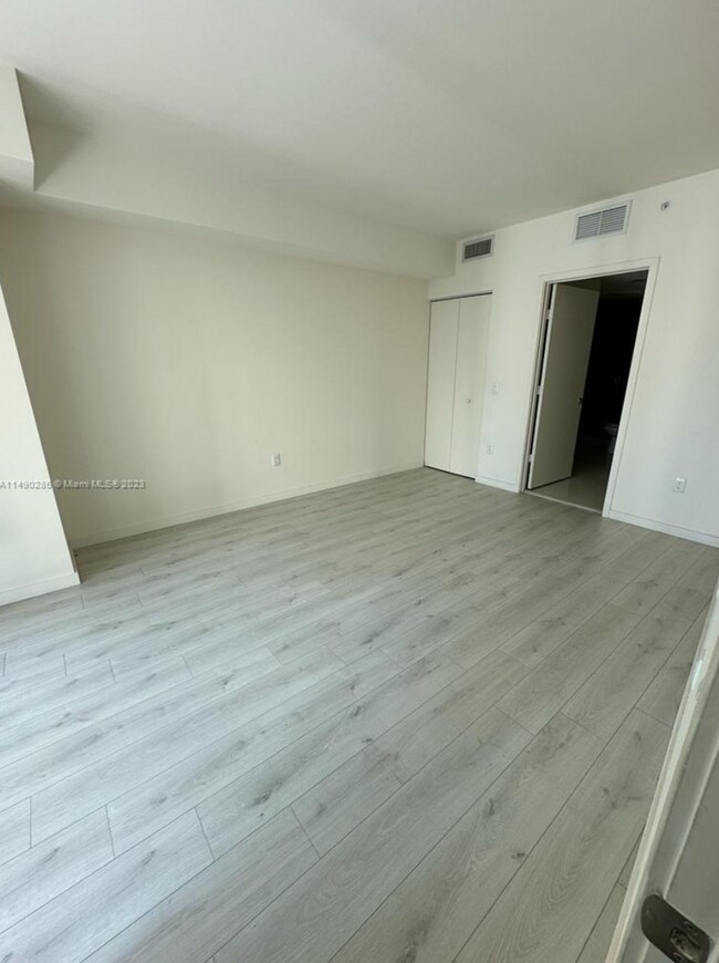 Foto del edificio - Spacious 2-bedroom, 2-bath residence at Millecento in the heart of Mary Brickell Village.