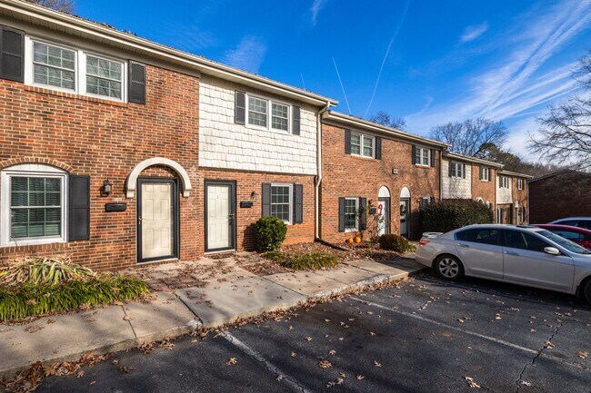 Foto del edificio - Comfortable townhome in High Point NC