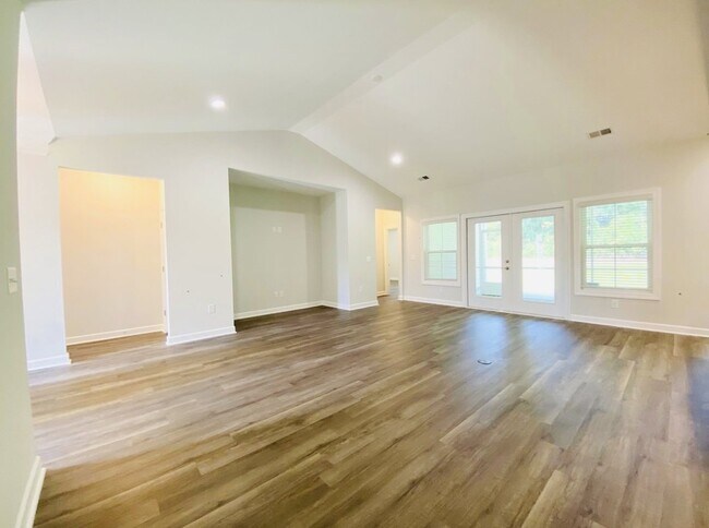 Foto del edificio - Lovely Three Bedroom Home Located in Lawto...