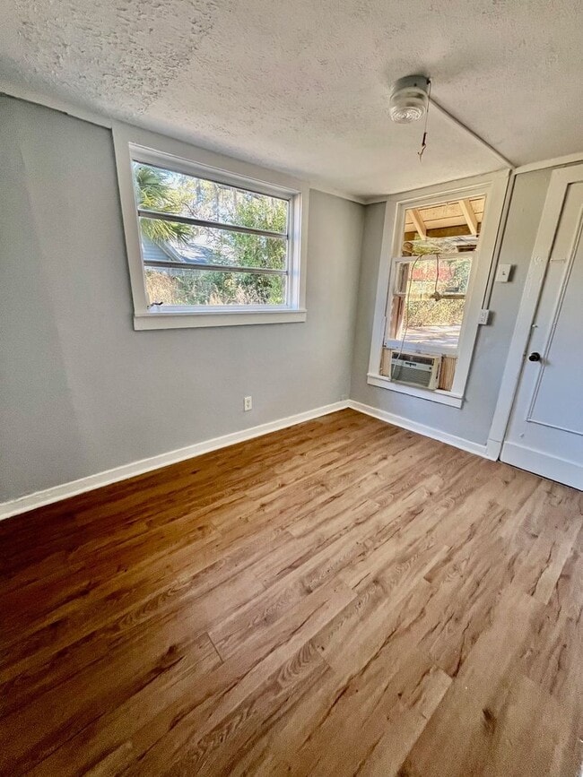 Building Photo - CUTE Zephyrhills 2BR/1BA w/Gorgeous Wood Finish Floors Throughout