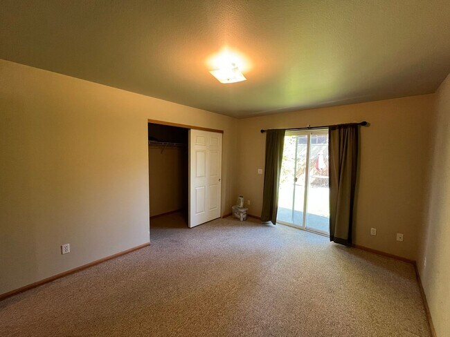 Foto del edificio - Nicely Update Home in Great Location with Hot Tub Care Included