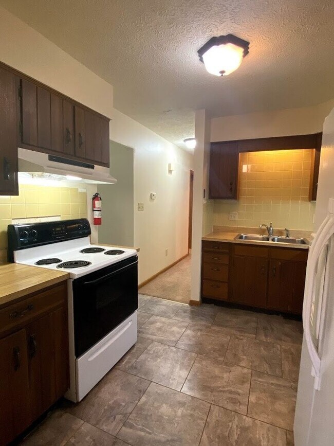 Building Photo - ***AUGUST 2027*** Lower Level 2 bedroom, 2...