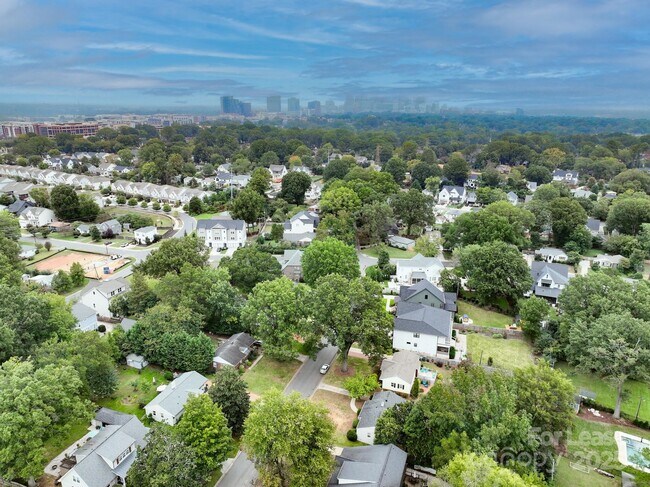 Foto del edificio - 3227 Mayfield Ave