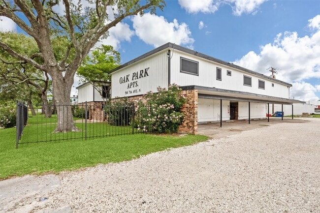 Building Photo - 910 7th Ave N