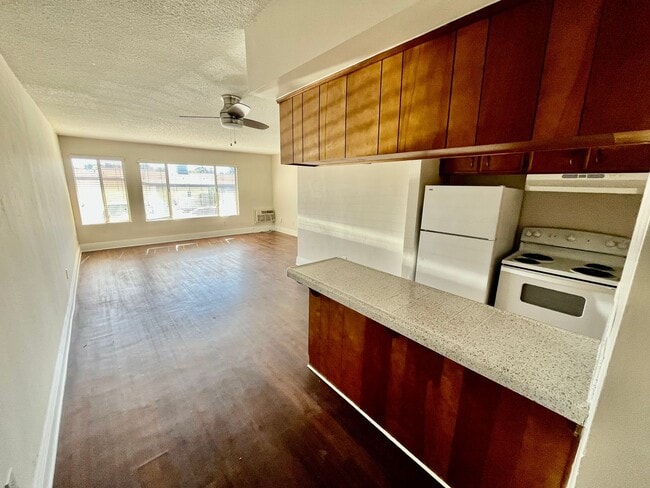 Foto del edificio - 7555 Linda Vista Rd