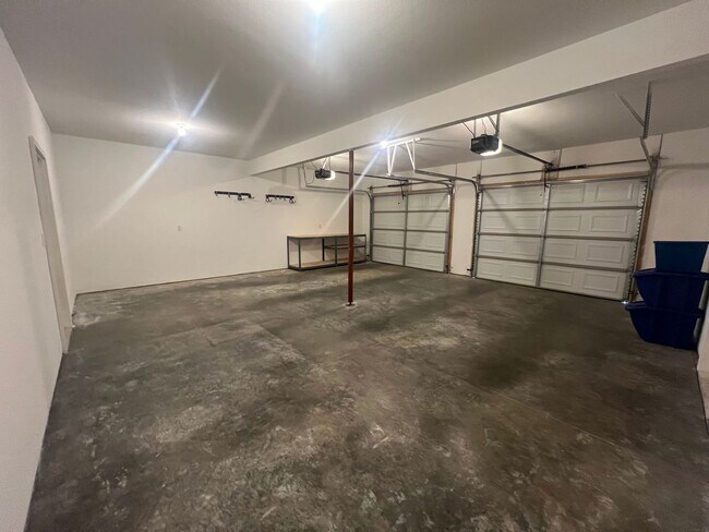 Building Photo - Beautiful Split Level Home on Ridgeview Dr...