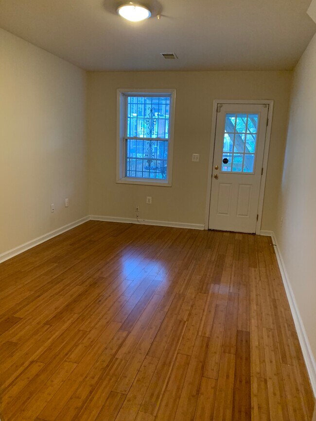 Bedroom with access to outdoor patio - 2527 Brookfield Ave