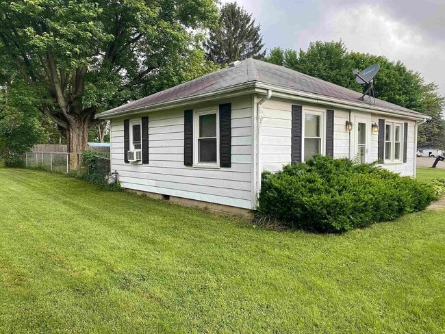 Building Photo - Fenced Yard and Garage