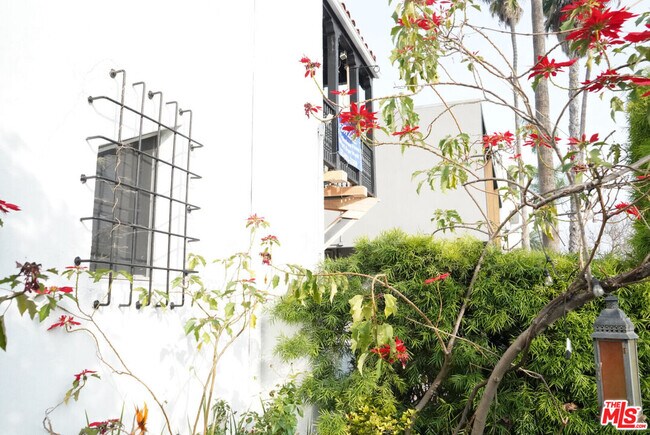 Foto del edificio - 8361 Blackburn Ave