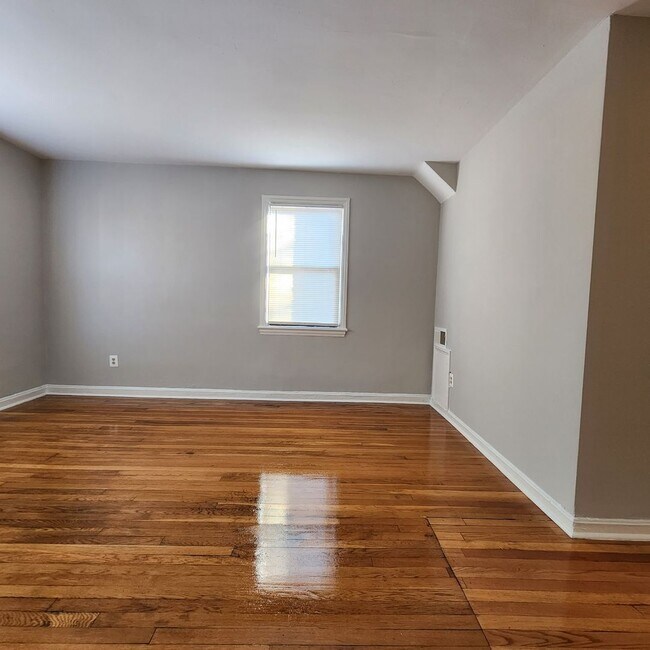 Building Photo - 429 Burbank St SE