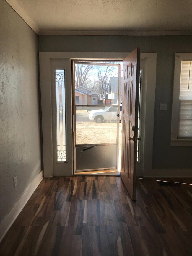 Building Photo - 913 Oak Ave