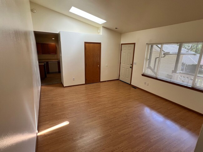 Building Photo - 3 Bedroom Duplex - Manchester Area