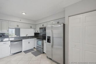 Building Photo - 2206 S Cypress Bend Dr
