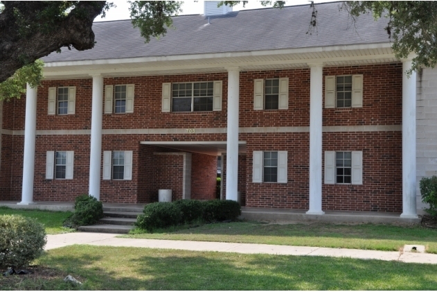 Primary Photo - Colonial Manor Apartments