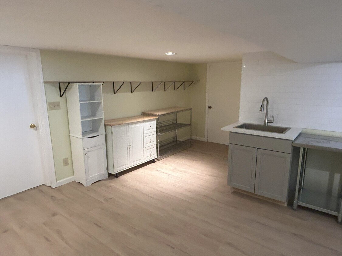 Foto principal - 1727 N Rosa Parks Way