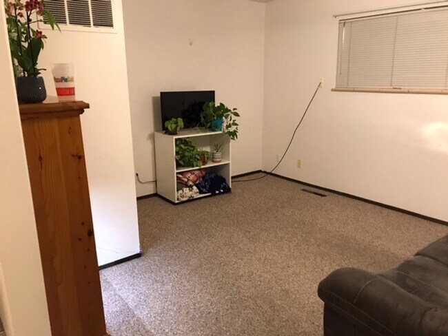 Building Photo - 525 Brookside Pl