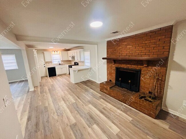 Building Photo - 1318 Woody Dr