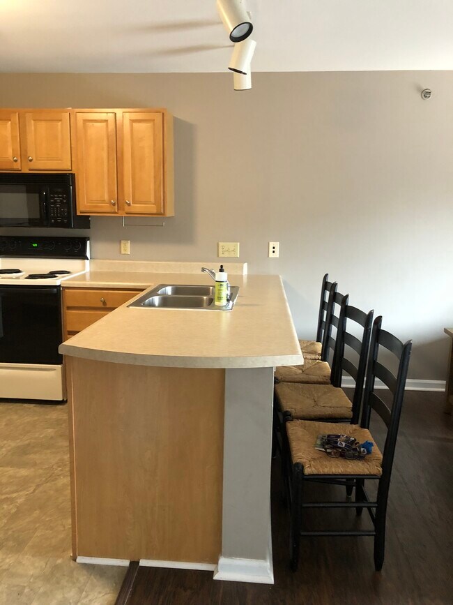 Kitchen - 1366 Hunters Rd